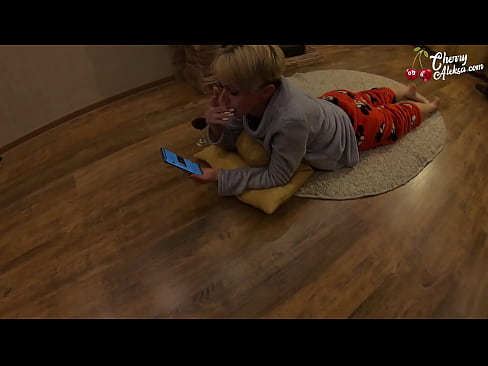 ❤️ Šialená blondínka fajčí obrovský penis a skáče na ňom - análny sex ☑ Porno video na nás ☑