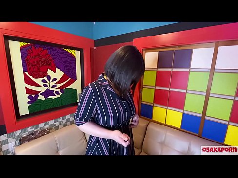 ❤️ Japonská kráska s veľkými prsiami masturbuje so sexuálnymi hračkami a má orgazmus. V rozhovore hovorí o svojich skúsenostiach so šukaním. Obrovské kozy a chlpatá kundička hlasno stonajú. Osakaporn ☑ Porno video na nás ☑